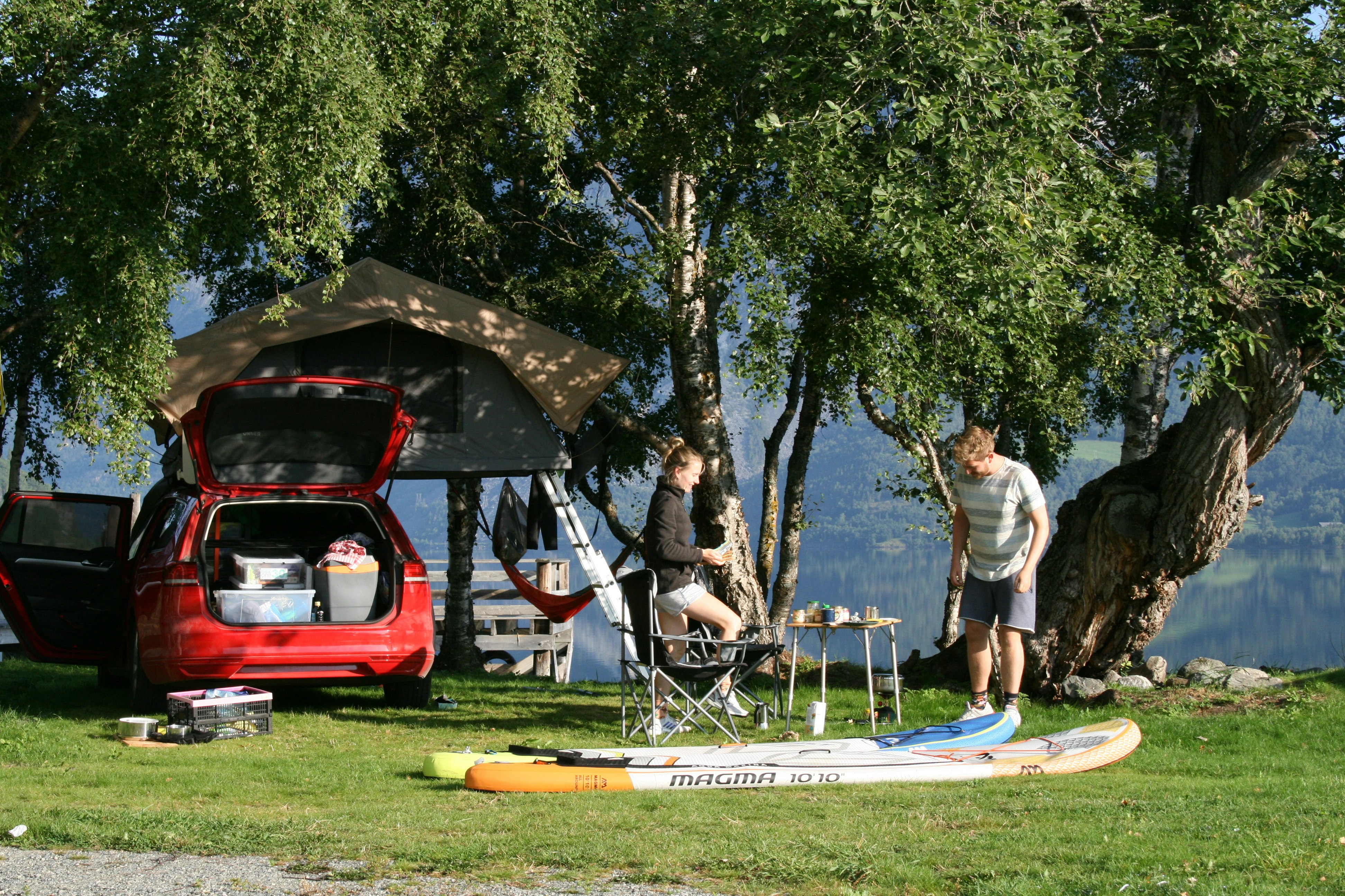 Bøflaten Camping - Standplätze zwischen den Bäumen auf dem Campingplatz