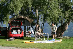 Bøflaten Camping - Standplätze zwischen den Bäumen auf dem Campingplatz