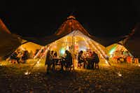 Biber Ferienhof - Abendveranstaltung in einem Zelt auf dem Campingplatz