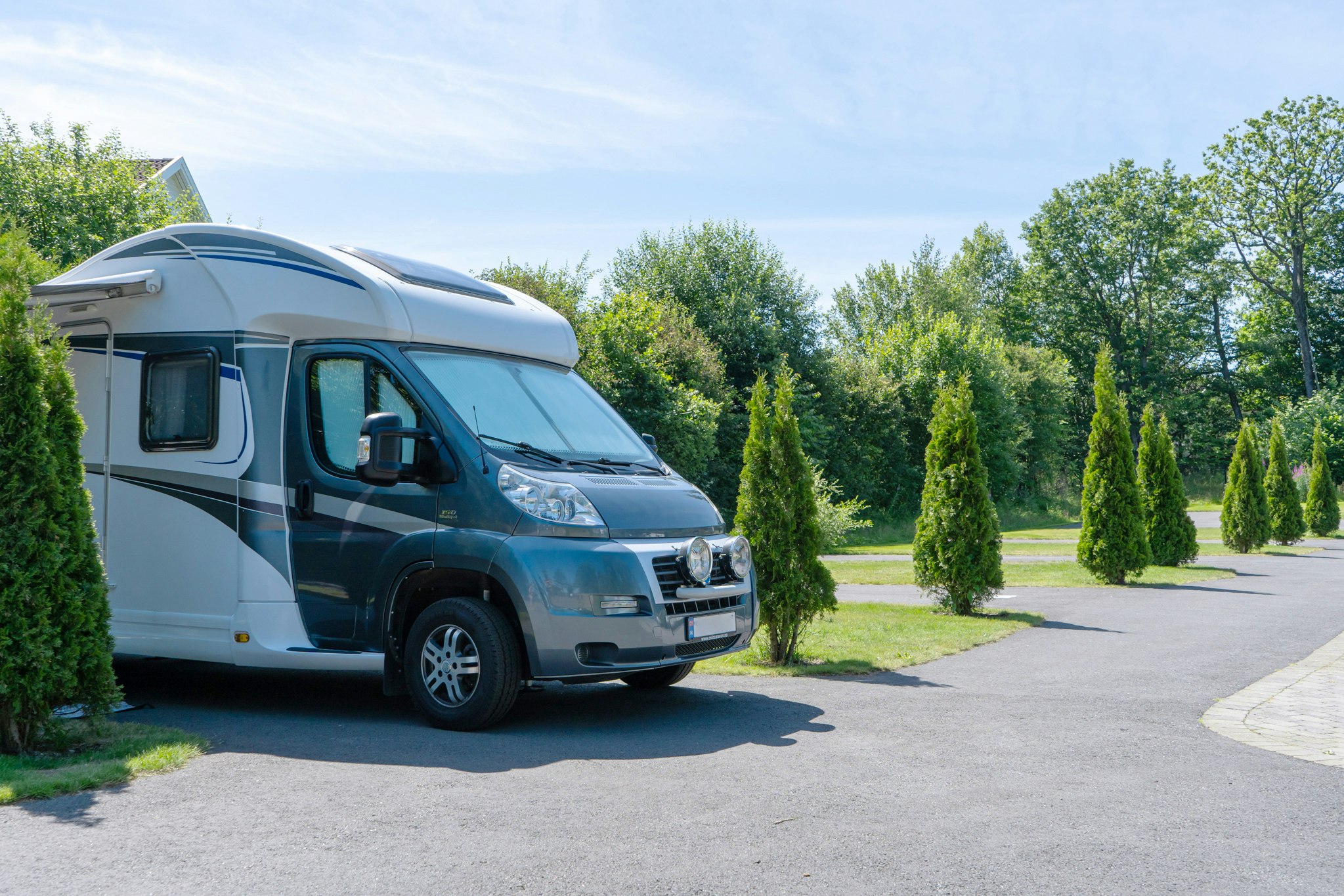 Topcamp Bie - parzellierte Standplätze auf festen Untergrund durch kleine Sträucher begrenzt-