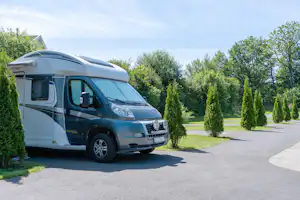 Topcamp Bie - parzellierte Standplätze auf festen Untergrund durch kleine Sträucher begrenzt-