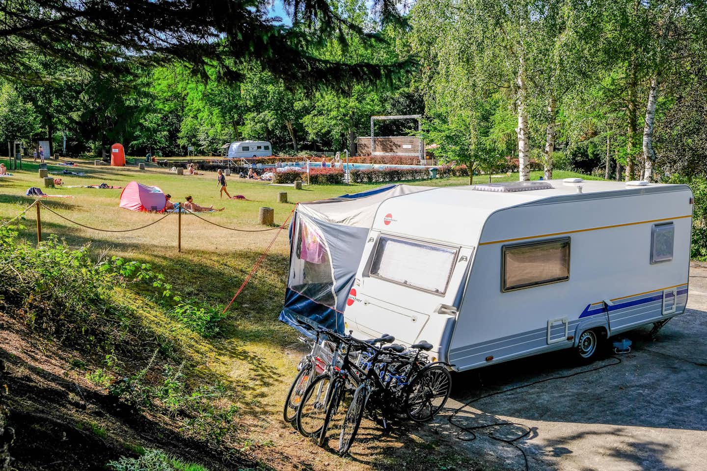 Bilz-Campingplatz Radebeul - Blick auf Zelt- und Wohnwagenstellplatz mit Pool im Grünen auf dem Campingplatz
