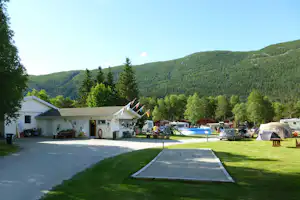 Birkelund Camping - Campingplatz Rezeption, Swimming Pool und Wohnwagenstellplätze