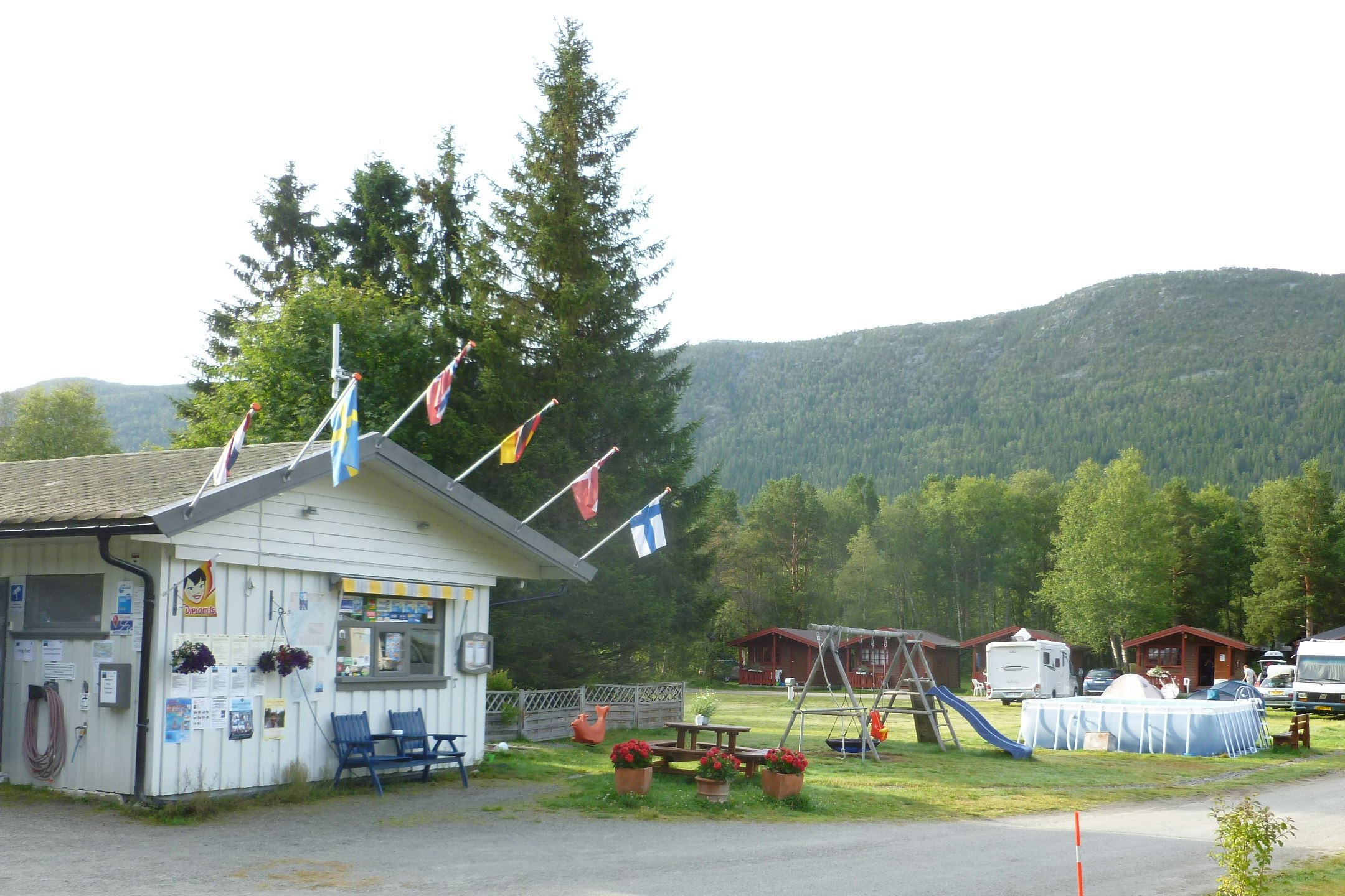 Birkelund Camping - Campingplatz Rezeption, Wohnwagen- und Wohnmobilstellplätzen zwischen Bäumen