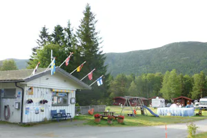 Birkelund Camping - Campingplatz Rezeption, Wohnwagen- und Wohnmobilstellplätzen zwischen Bäumen