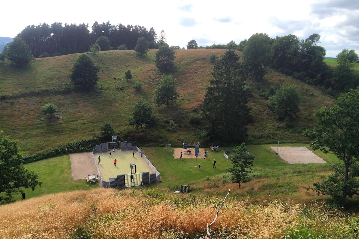 Birkhede Camping - Basketball, Fußball und Volleyballplatz zwischen den Bergen