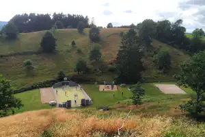 Birkhede Camping - Basketball, Fußball und Volleyballplatz zwischen den Bergen