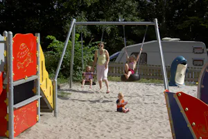 Birkhede Camping - Campingplatz mit Kinderspielplatz, Schaukeln und Rutsche
