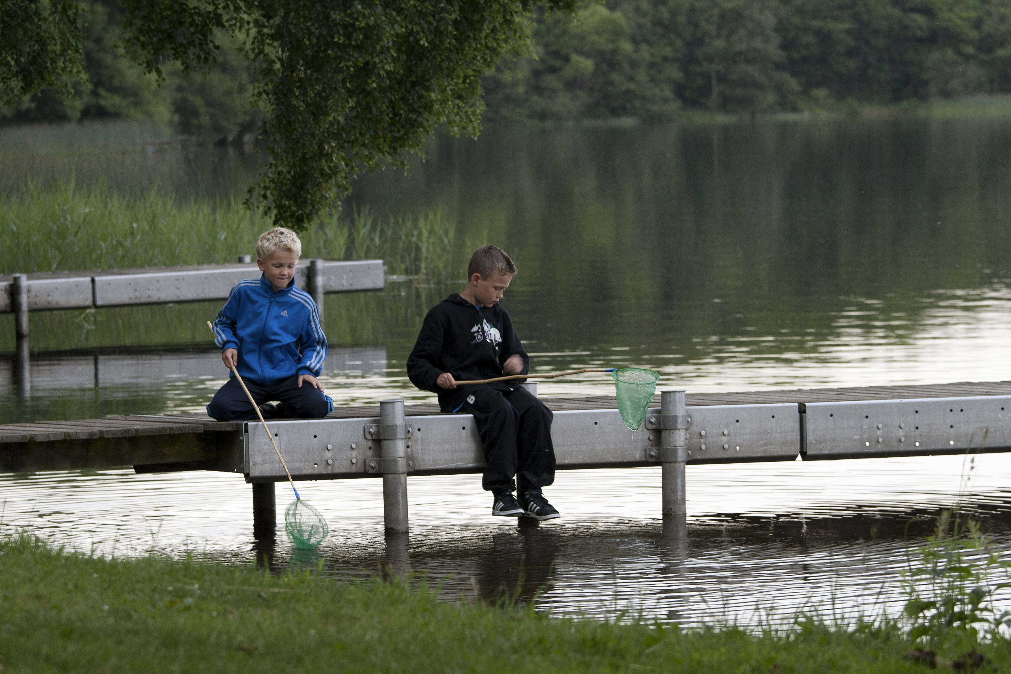 Birkhede Camping - Gäste angeln auf dem Campingplatz am Ufer des Knudsø See