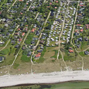 Bjerge Sydstrand Camping - Übersicht auf das gesamte Campingplatz Gelände am Meer
