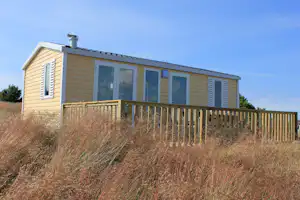 Bjerregaard Camping - Mobilheim vom Campingplatz mit Veranda