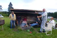 Bjønndalen Camp - Camper sitzen gemeinsam an einer Feuerstelle des Campingplatzes