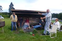 Bjønndalen Camp - Camper sitzen gemeinsam an einer Feuerstelle des Campingplatzes
