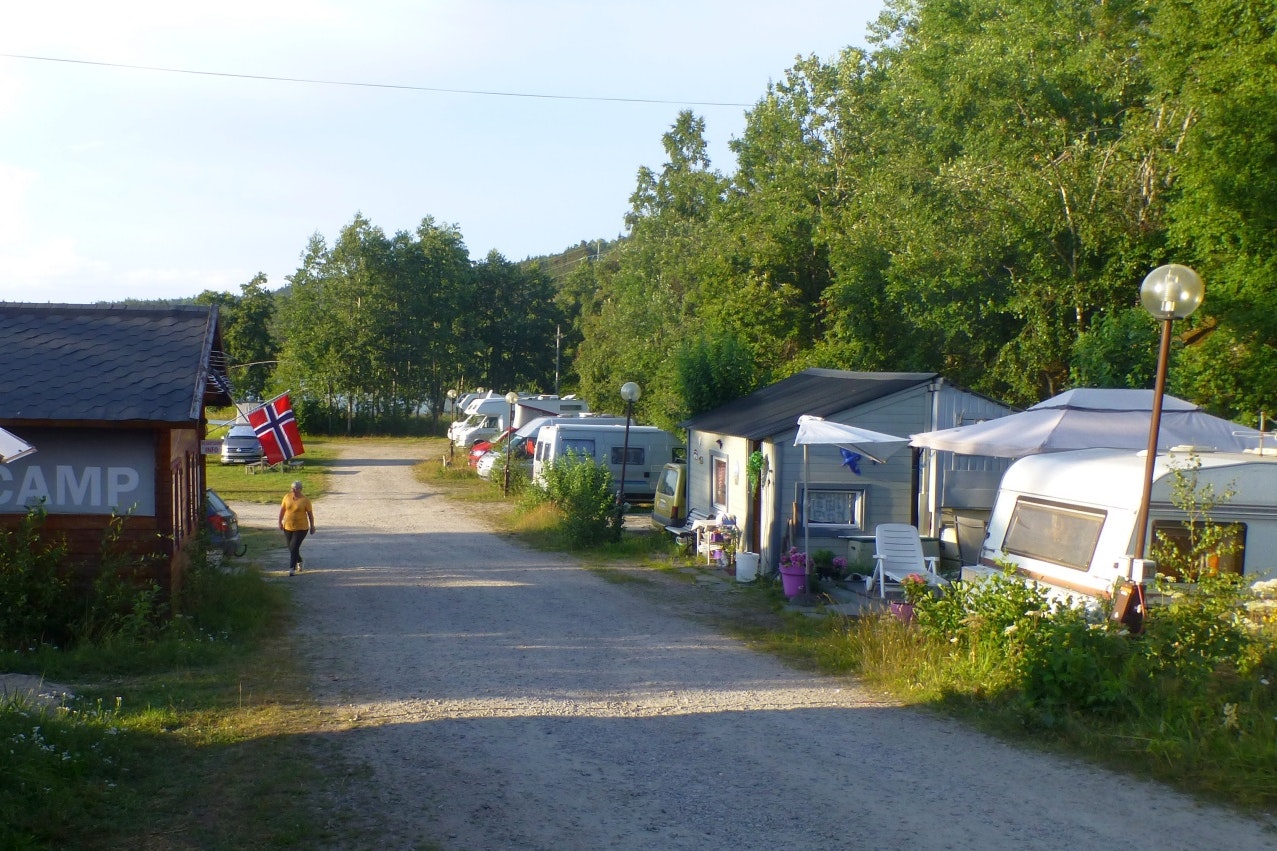 Bjønndalen Camp - Strasse des Campingplatzes mit Stellplätzen an den Seiten
