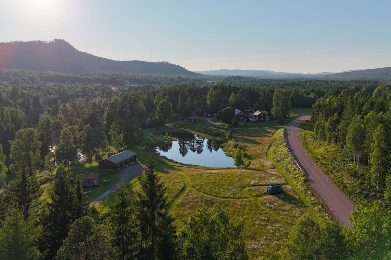 Björsarv camping  - Campingplatz umgeben von Wald aus der Vogelperspektive