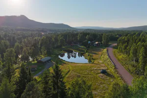 Björsarv camping - Campingplatz umgeben von Wald aus der Vogelperspektive