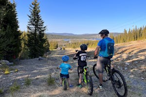 Bjørkestølen Helårscamping - Vater mit Kindern beim Fahrradfahren in der Natur