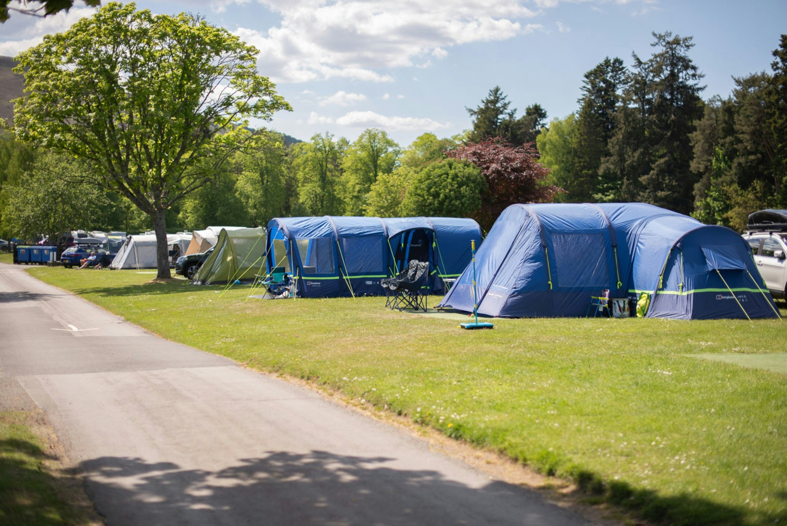 Blair Castle Caravan Park - Standplätze auf der Wiese auf dem Campingplatz