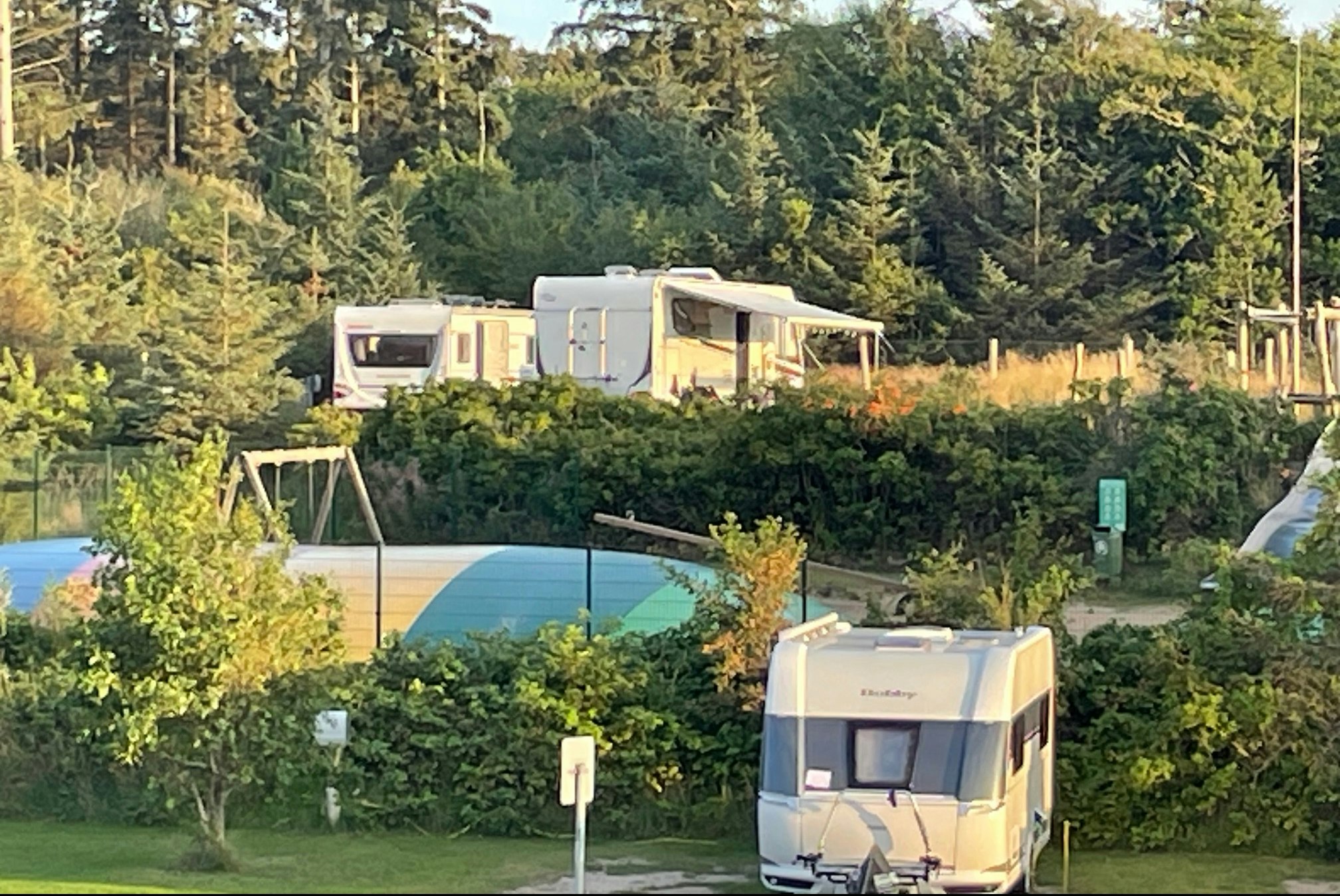 Blokhus By Camping - Standplätze im Grünen auf dem Campingplatz