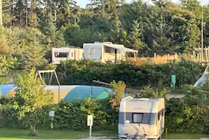 Blokhus By Camping - Standplätze im Grünen auf dem Campingplatz