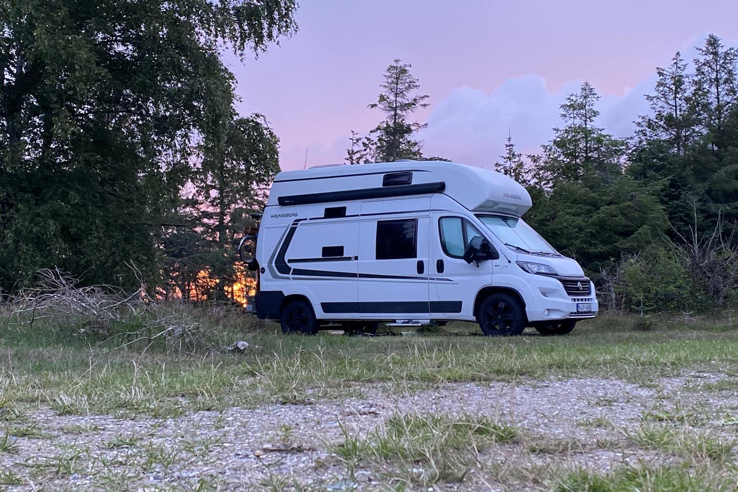 Blokhus Natur Camping - Blick auf einen Standplatz bei Sonnenuntergang