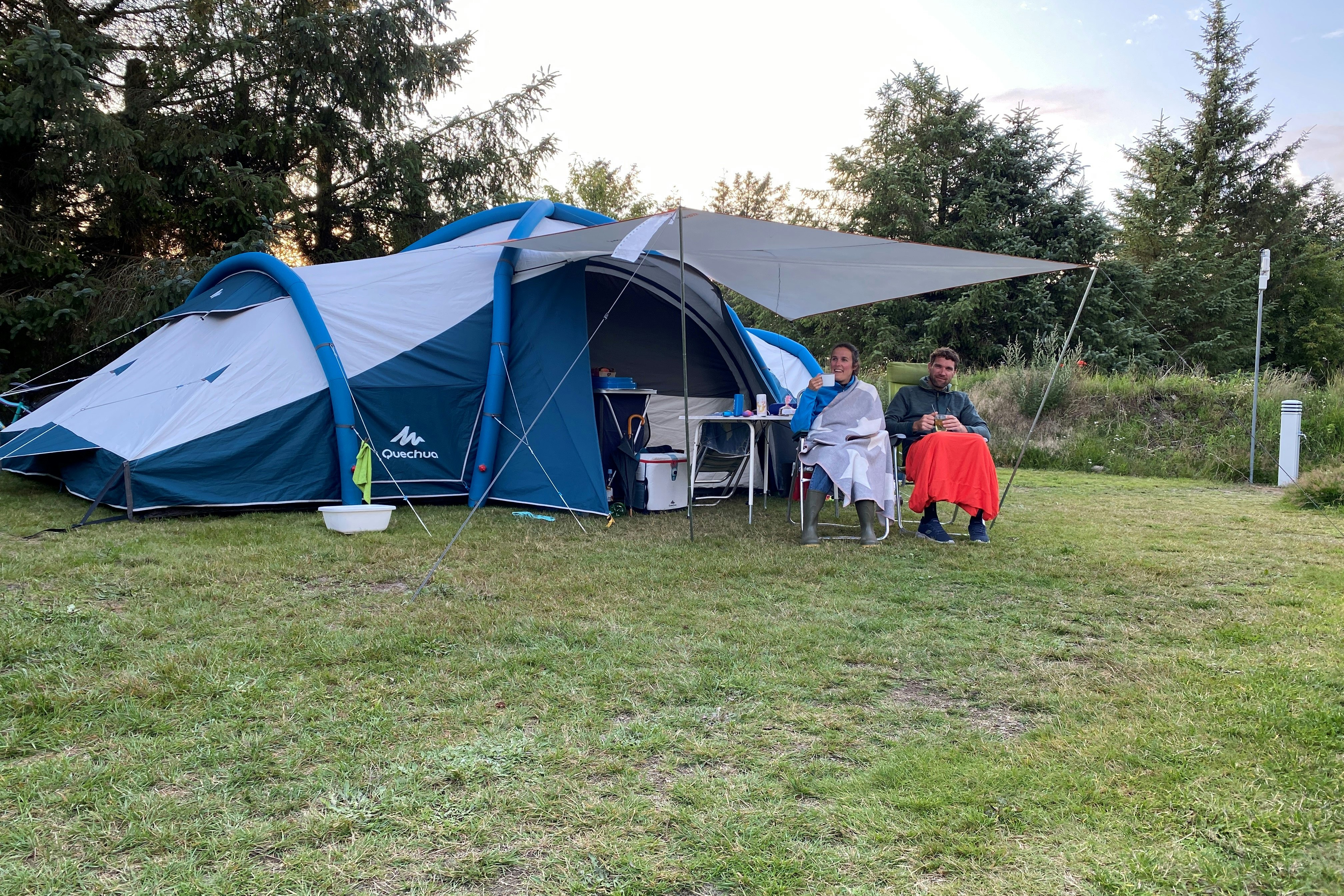 Blokhus Natur Camping - Camper entspannen vor ihrem Zelt