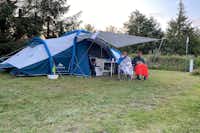 Blokhus Natur Camping - Camper entspannen vor ihrem Zelt