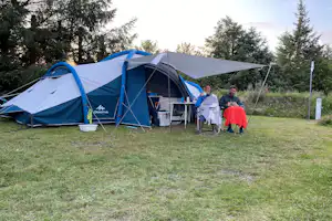 Blokhus Natur Camping - Camper entspannen vor ihrem Zelt