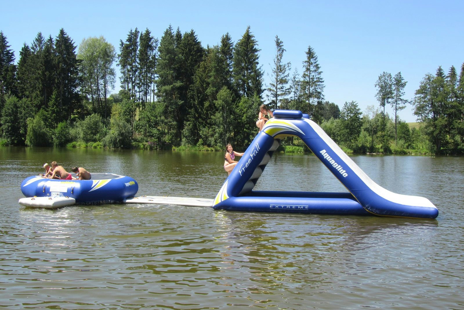 Böhmerwaldcamp Klaffer - Aufblasbare Spielinsel im See am Campingplatz