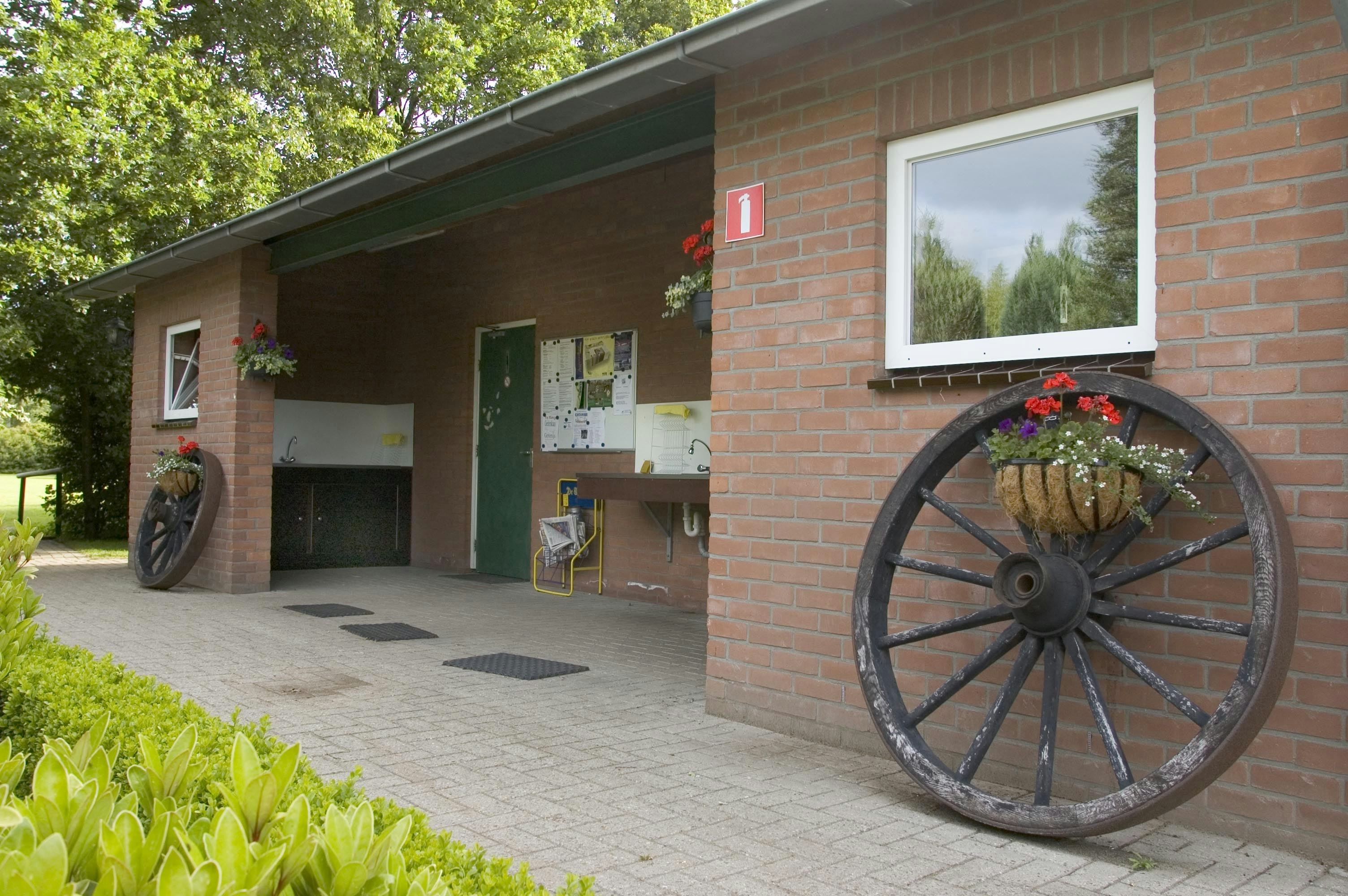 Boerderij Camping 't Bosch - Außenansicht Sanitärgebäude