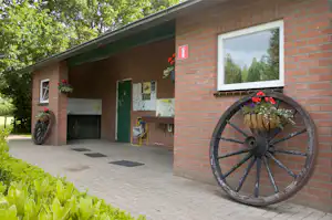 Boerderij Camping 't Bosch - Außenansicht Sanitärgebäude