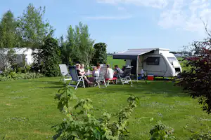 Boerderijcamping De Boergondiër - von Familie bewohnter Standplatz auf grüner Wiese