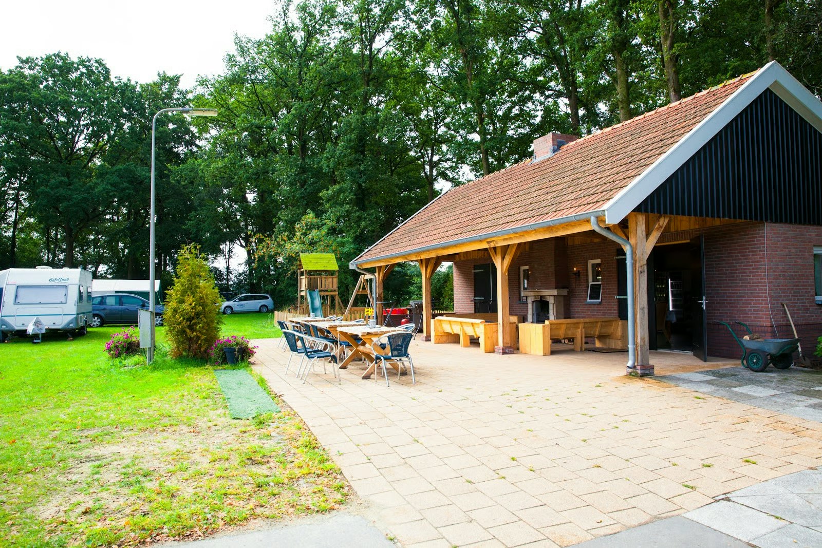 Boerderijcamping Erve Wolkotte - Servicegebäude mit Terrasse auf dem Campingplatz