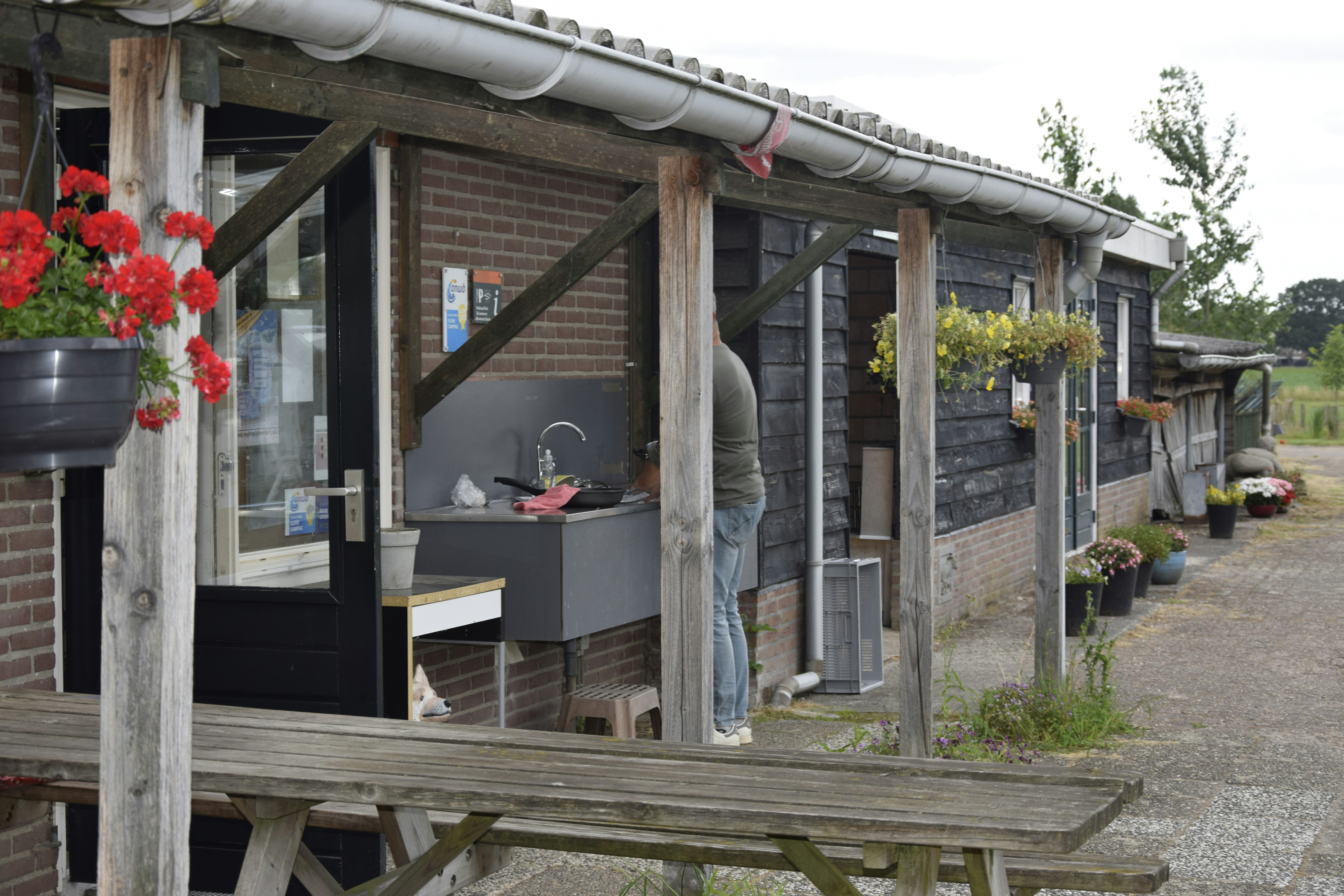 Boerderijcamping Hoeve de Mertel - Sanitärgebäude mit Außenwaschbecken