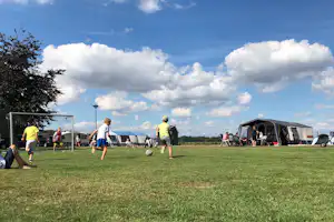 Boerderijcamping Van't Zandeind - Kinder spielen Fußball auf dem Campingplatz