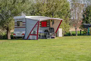 Boerderijcamping Varsenerveld - Wohnmobil auf Standplatz auf dem Campingplatz