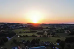 Boerderijcamping Voncken - Luftaufnahme des Campingplatzes bei Sonnenuntergang