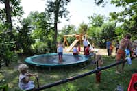 Boerderijcamping Zuiderhoeve - Kinderspielplatz mit Klettergerüst und Trampolin