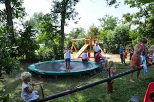 Boerderijcamping Zuiderhoeve - Kinderspielplatz mit Klettergerüst und Trampolin