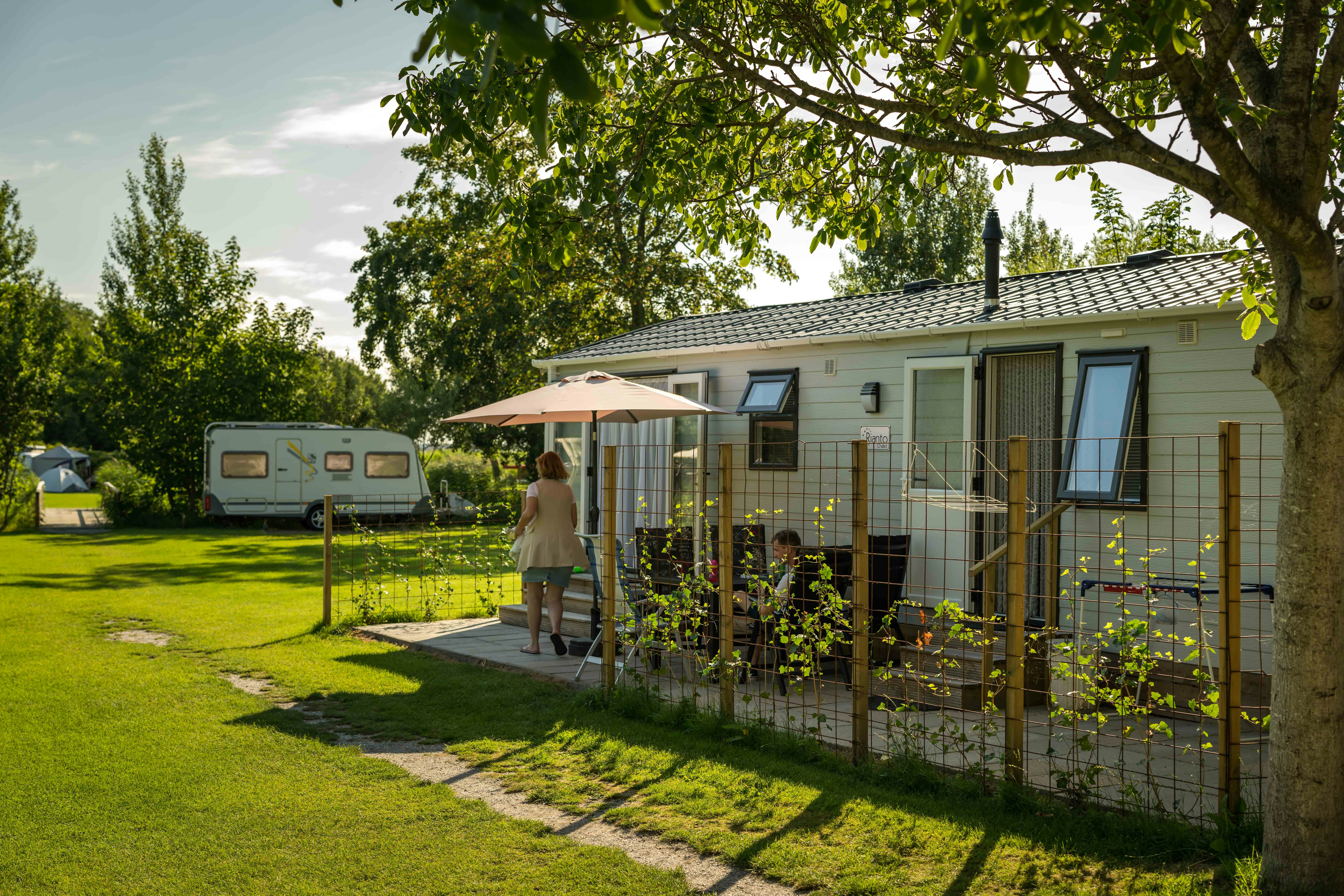 Boerencamping Ny Herema  - Mobilheim mit Terrasse auf dem Campingplatz