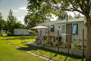 Boerencamping Ny Herema - Mobilheim mit Terrasse auf dem Campingplatz
