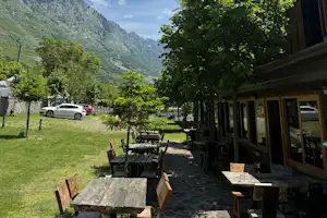 Boga Alpine Resort - Restaurant mit Terrasse auf dem Campingplatz