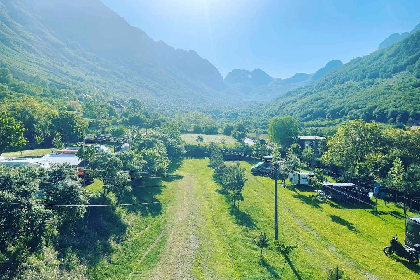 Boga Alpine Resort - Blick auf den Campingplatz umgeben von Bergen und Wald
