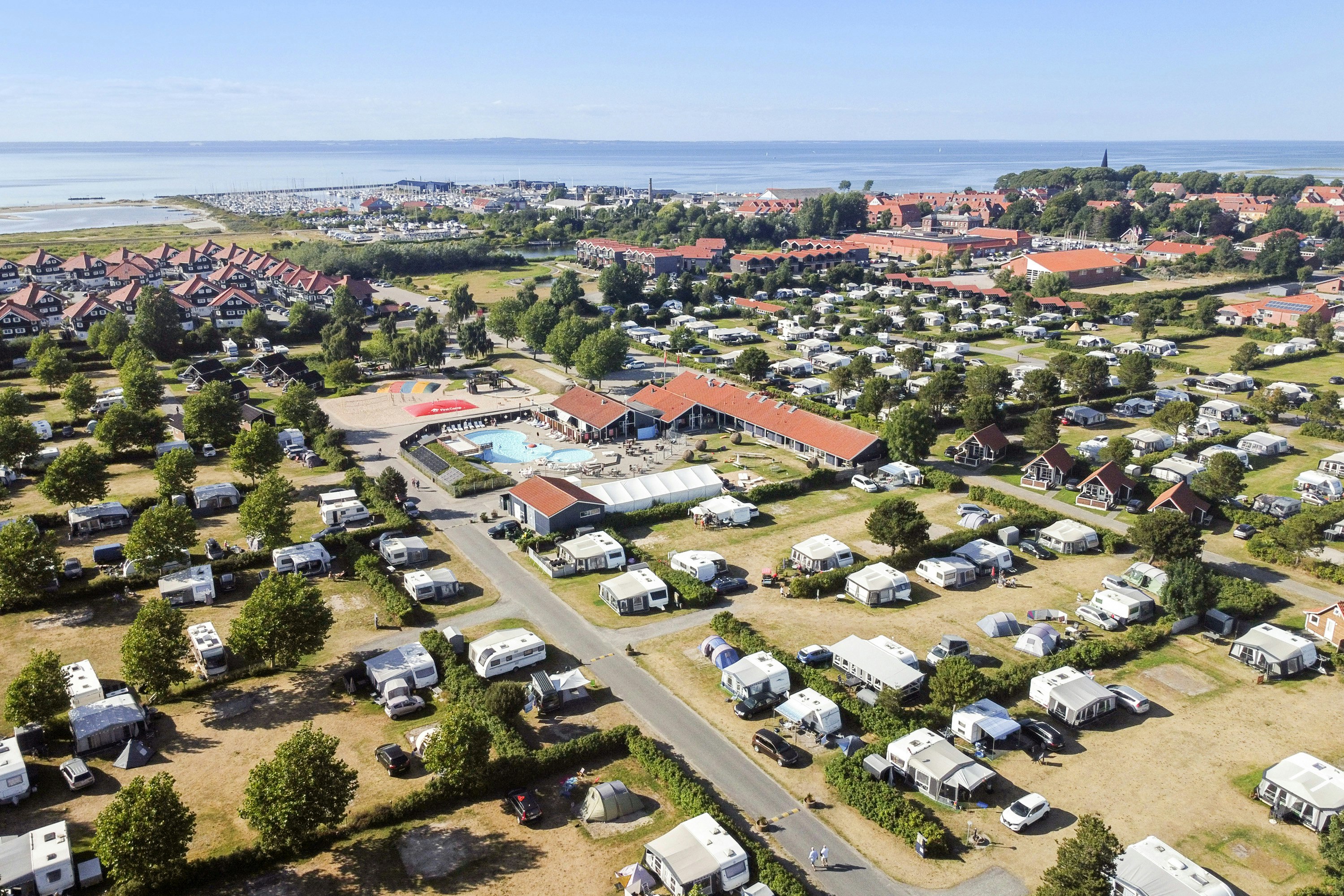 First Camp Bogense City - Fyn - Luftaufnahme des Campingplatzen