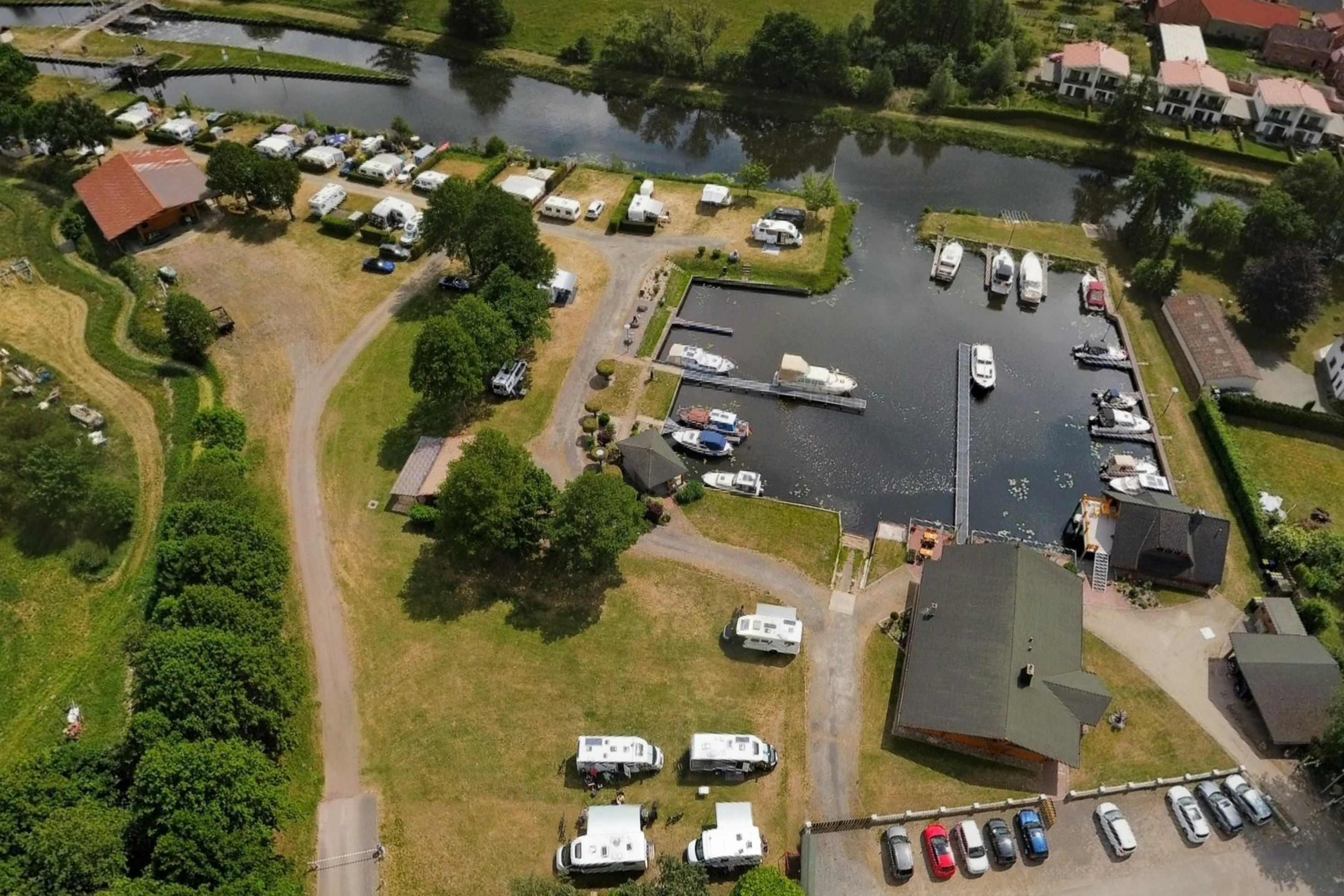 Bootshafen & Campingplatz Eldena  - Luftaufnahme des Campingplatzes