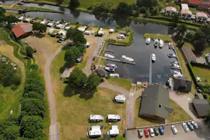 Bootshafen & Campingplatz Eldena - Luftaufnahme des Campingplatzes