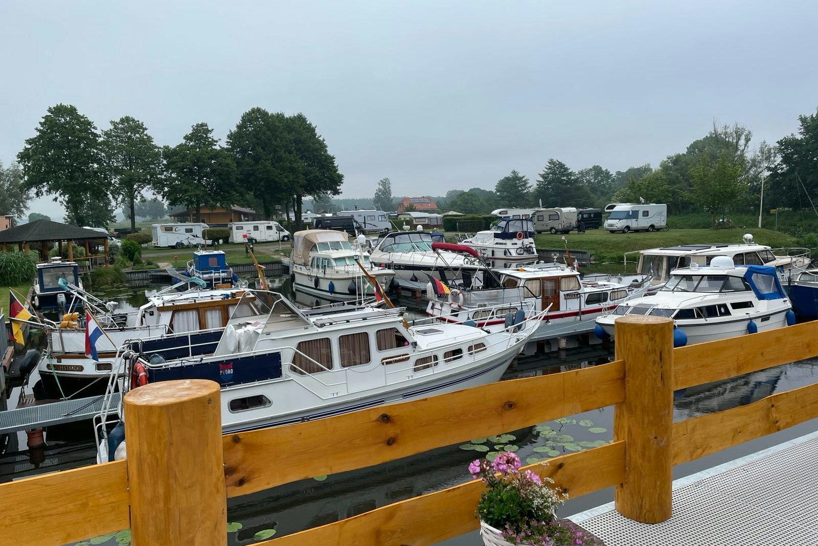 Bootshafen & Campingplatz Eldena - Blick auf den Bootshafen am Campingplatz