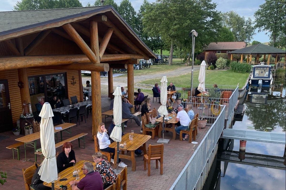 Bootshafen & Campingplatz Eldena - Terrasse des Campingplatzes am Hafen