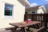 Borås Camping  Boras Camping - Terrasse eines Mobilheims mit Picknicktisch