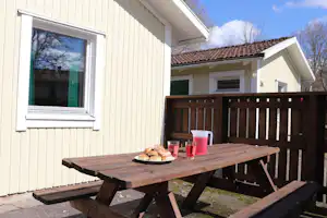 Borås Camping Boras Camping - Terrasse eines Mobilheims mit Picknicktisch